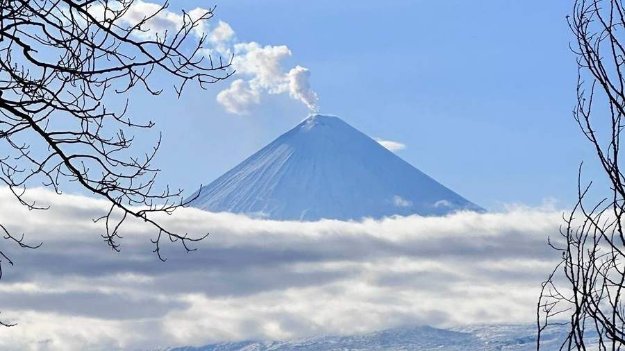 На Камчатке вулканологи зафиксировали пепловый шлейф от Ключевского вулкана