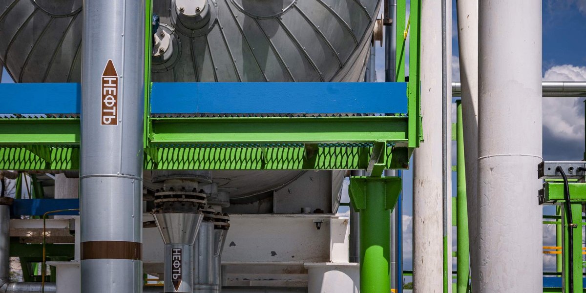 Санкции против российских нефтяных гигантов: что ждет цены на бензин в ближайшие недели