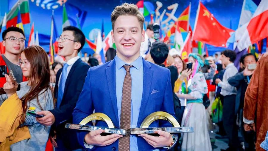 Школьник из России впервые победил на всемирном конкурсе китайского языка