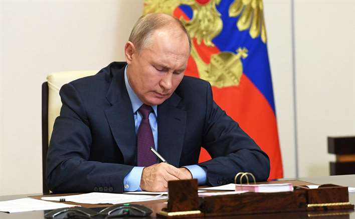 Путин подписал закон о геномной регистрации преступников и подозреваемых