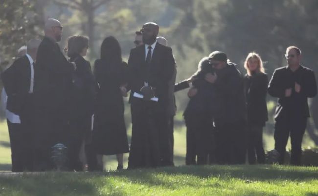 Скончавшийся звезда «Друзей» Мэттью Перри похоронен на кладбище рядом с Голливудом