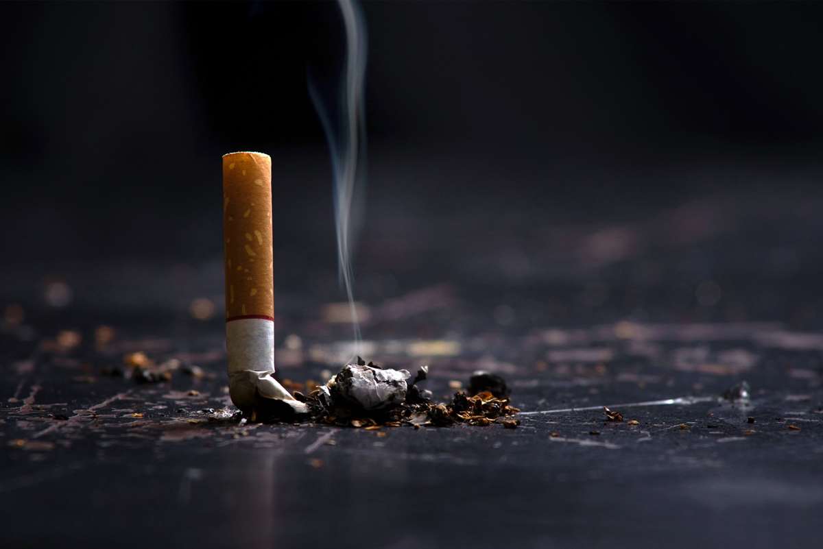 Депутат Госдумы предложил запретить продажу сигарет на заправках