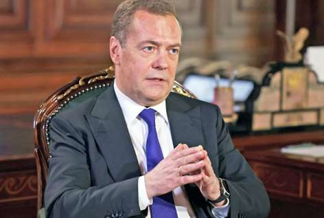 Медведев призвал россиян не покидать страну в сложные времена