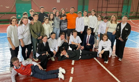 Уроки физкультуры для школьников Дебальцево и Енакиево провел Алексей Столяров в рамках миссии фонда «Орион»