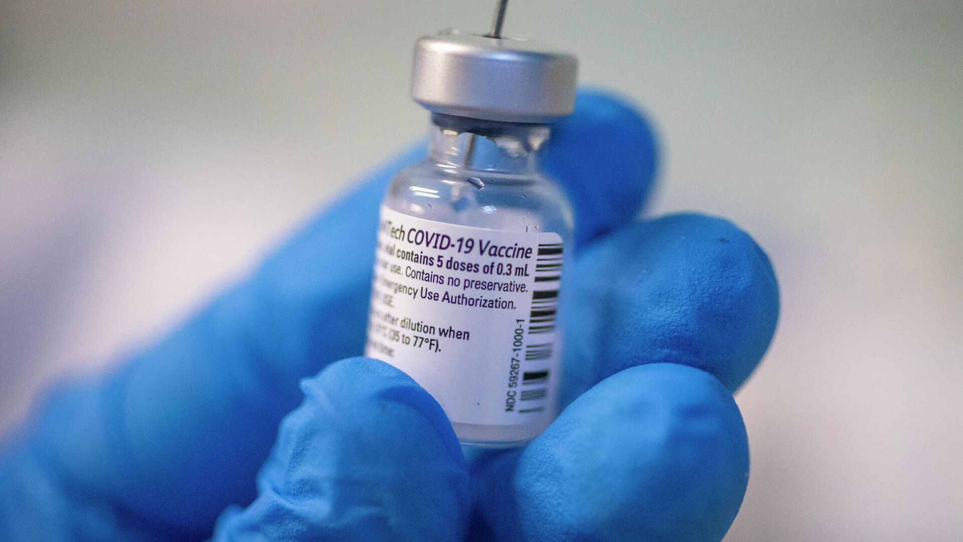 В Москве начались испытания обновленной вакцины против коронавируса