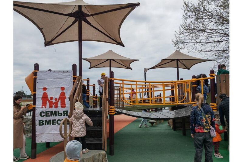 10 лет радости и игр: праздник на первой инклюзивной детской площадке в России