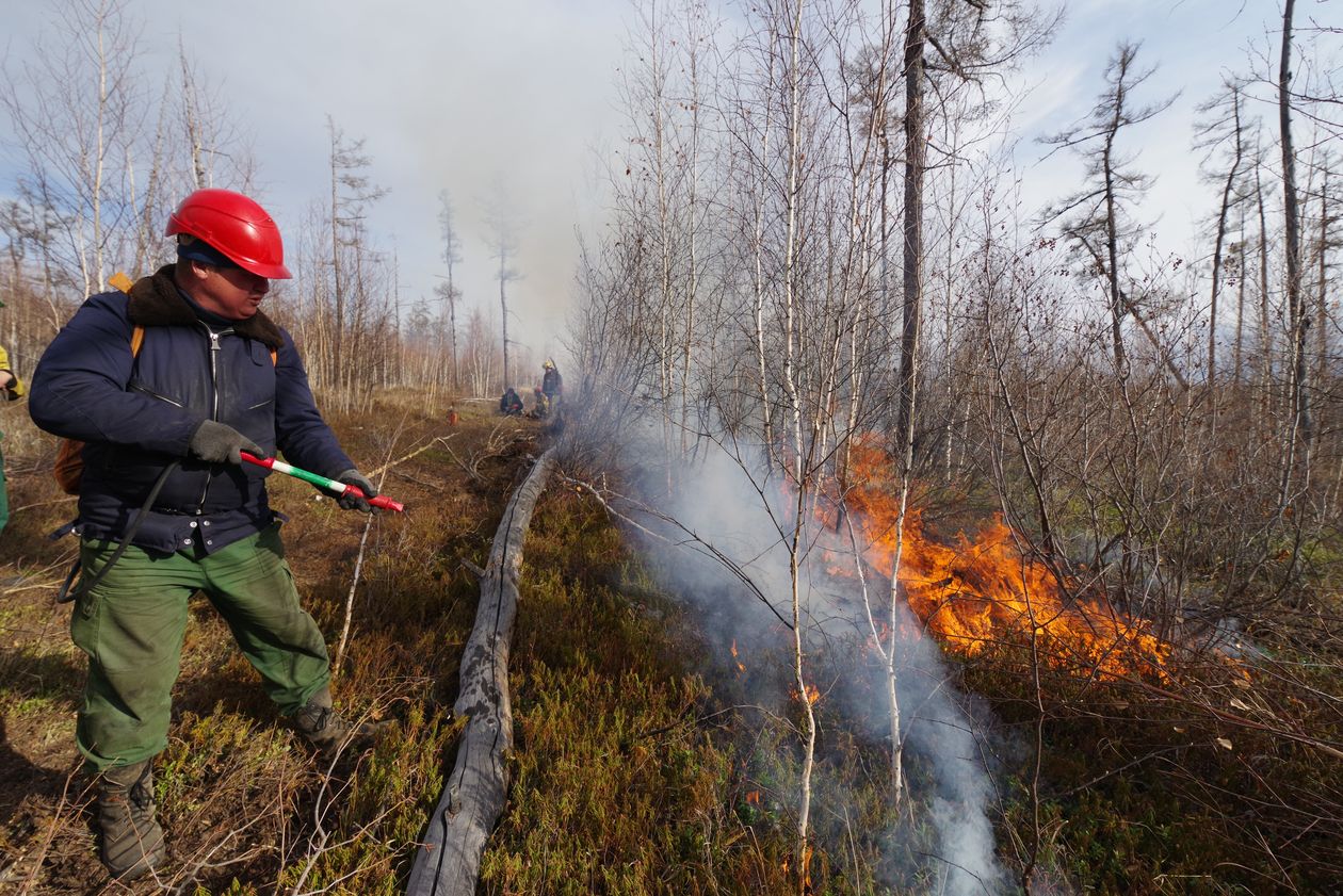 На тушении пожаров в Свердловской области задействовано более 200 человек