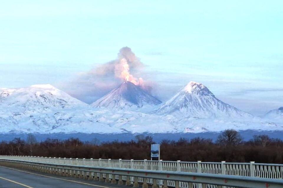 Вулкан Ключевская сопка на Камчатке трижды выбросил пепел на высоту до 10 км