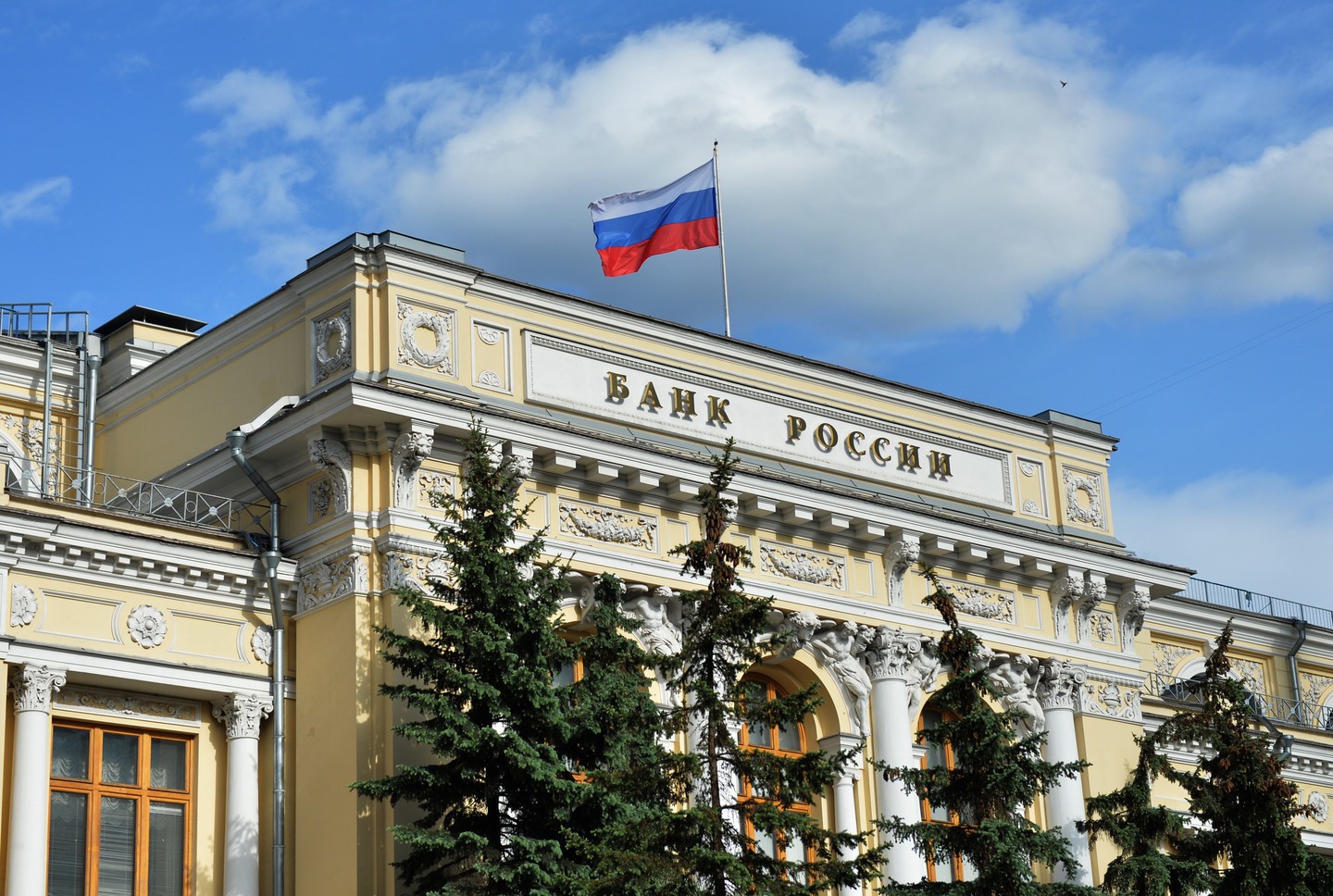 Центробанк продлил ограничения на вывод валюты для россиян и нерезидентов
