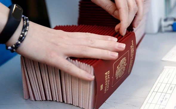 Минпромторг исключил риски дефицита чипов для загранпаспортов в России