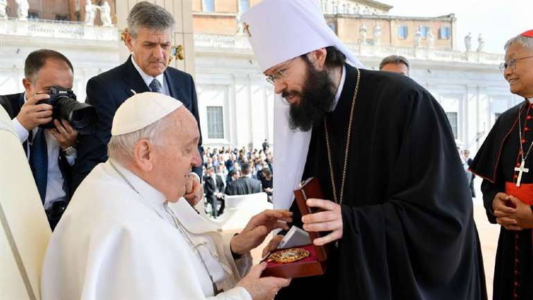 Папа римский и глава ОВЦС РПЦ обменялись подарками в Ватикане