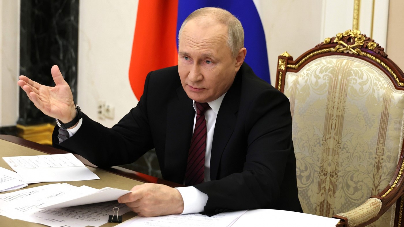 Путин: зарплаты специалистов космической отрасли должны быть выше