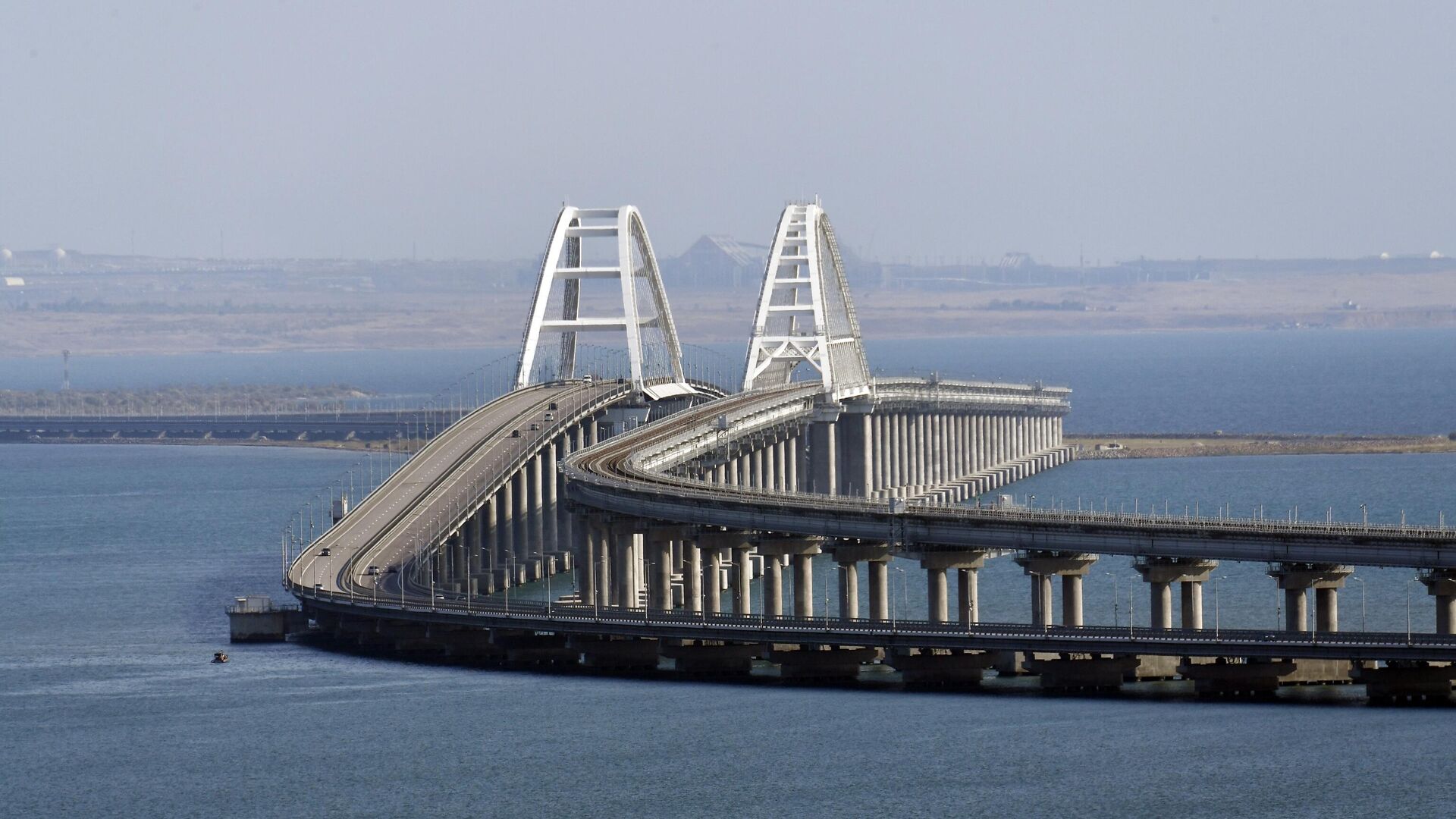 Движение автомобилей по Крымскому мосту приостановлено