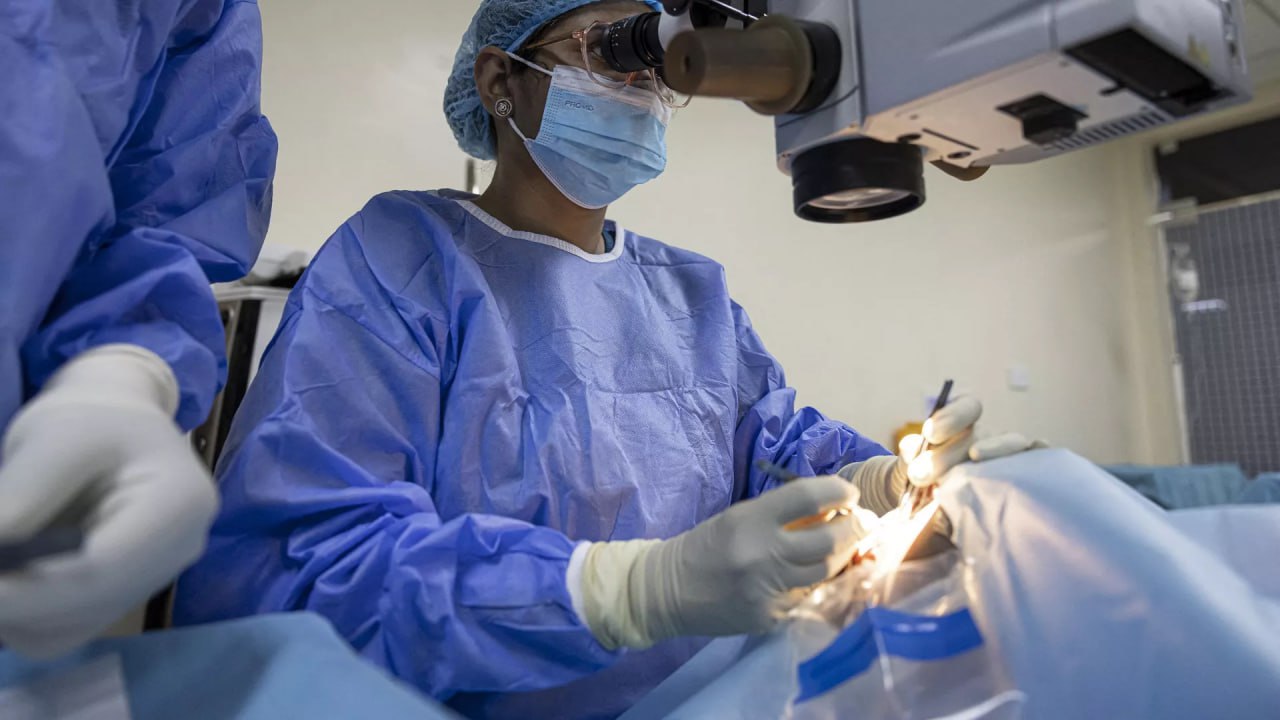 В США провели первую успешную операцию по пересадке целого глаза человека