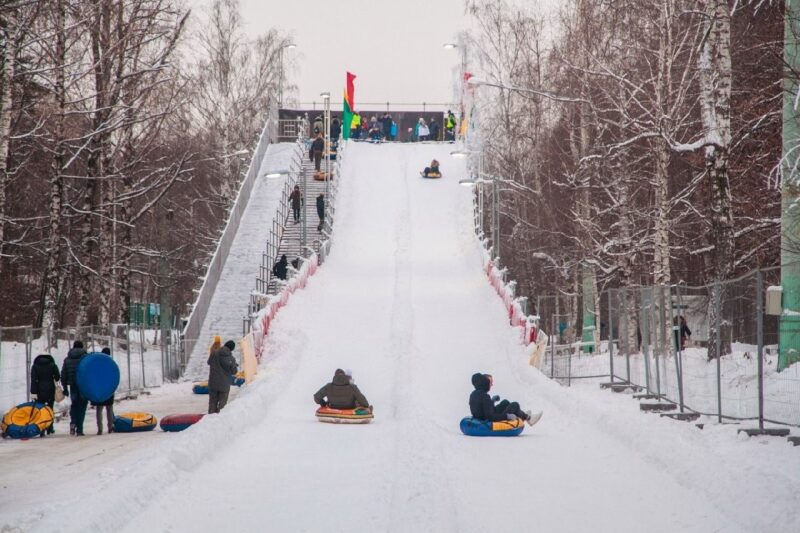 Зимние удовольствия: в парках Москвы открылись горки для катания на тюбингах и ледянках