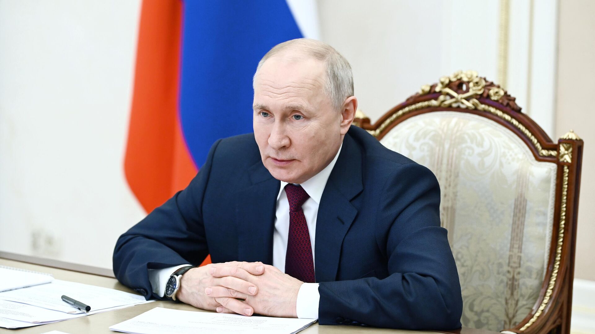 Путин обещает улучшить условия работы учителей