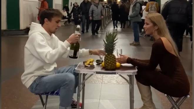 В Москве арестовали мужчину, который сделал предложение возлюбленной в метро