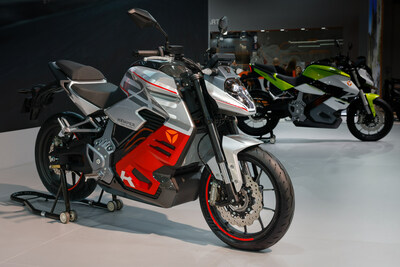 Yadea представила KEMPER — мощный электрический мотоцикл — на выставке EICMA 2023