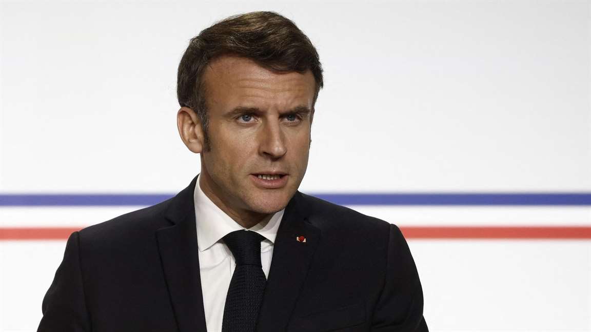 Президент Франции получил яйцом в лоб во время встречи с жителями